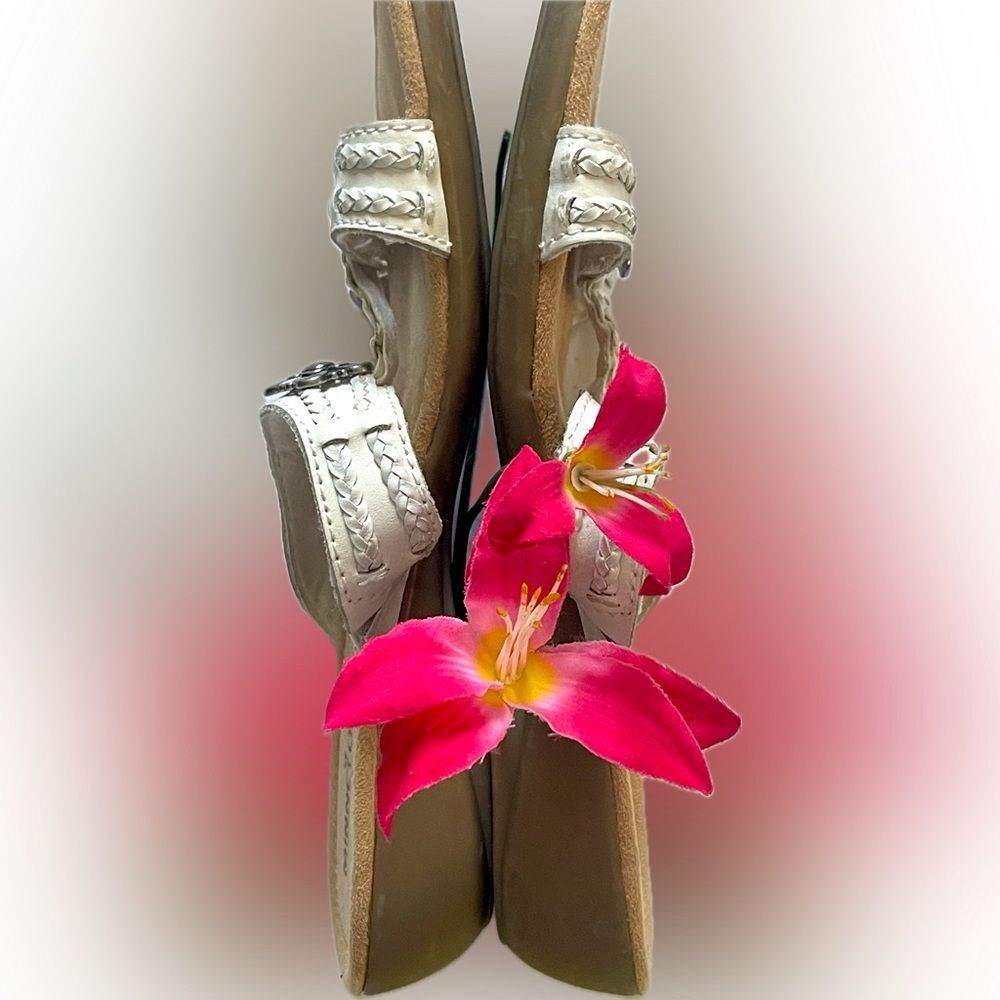 Minnetonka white & silver flowers embellished sandals!